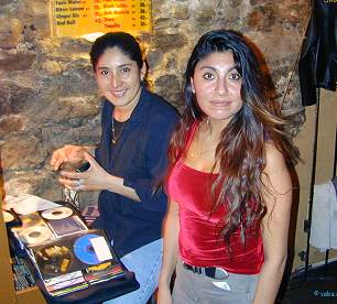 DJ Claudia (links) und Tanzlehrerin Carolina - click to enlarge - anklicken zum Vergr��ern, mit ALT+F4 wieder schliessen